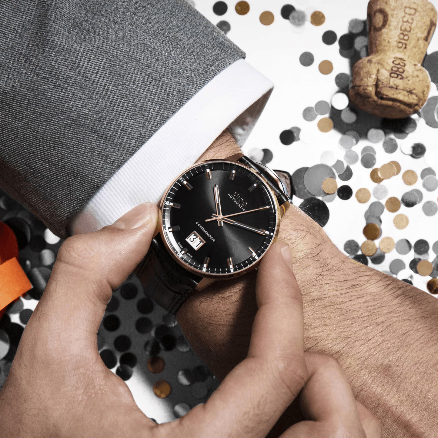 Mido Commander Big Date (noir, or rose, bracelet cuir)